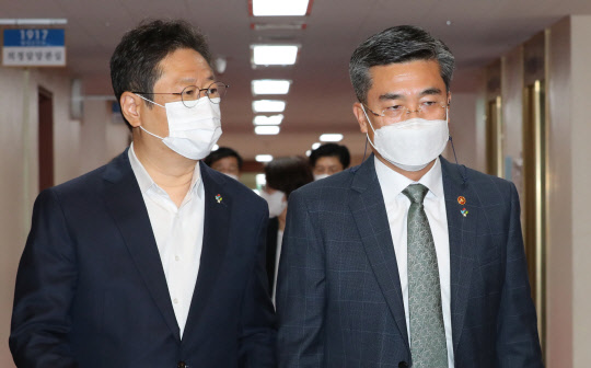 서욱 국방부 장관(오른쪽)이 지난 8일 정부서울청사에서 열린 국무회의에 황희 문화체육관광부 장관(왼쪽)과 함께 참석하고 있다. 연합뉴스.